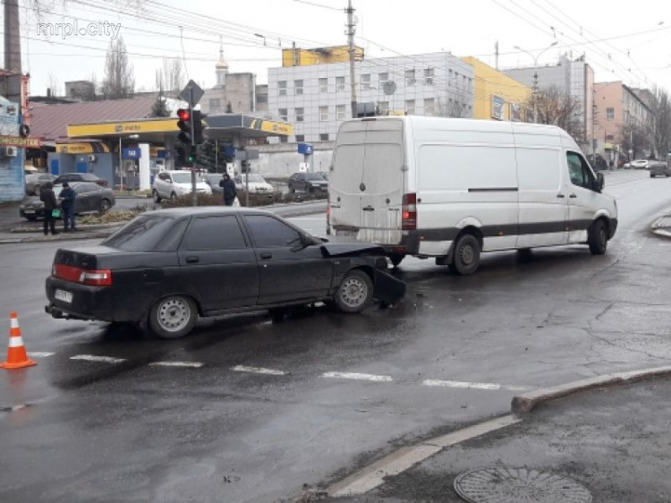 ДТП возле отделения полиции в Мариуполе: столкнулись легковушка и микроавтобус (ФОТО)