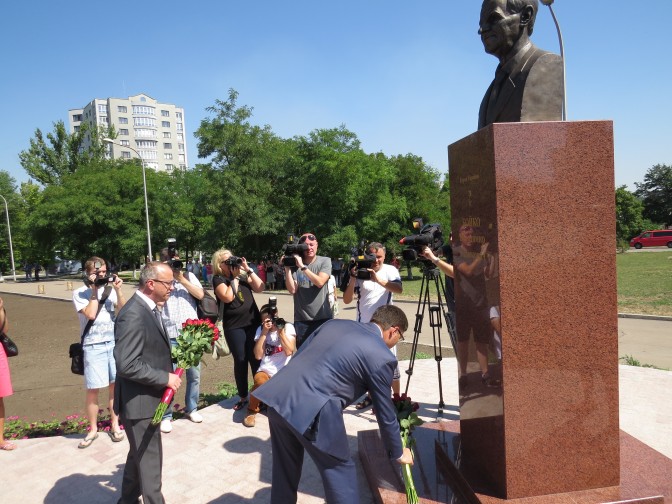 В Мариуполе торжественно открыли памятник Владимиру Бойко (ФОТО)