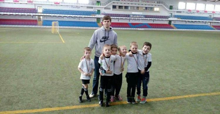 Мариуполец по собственной инициативе собрал и три года тренирует детскую футбольную команду  (ФОТО+ВИДЕО)