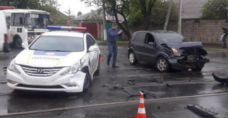 В Мариуполе полицейский автомобиль столкнулся с иномаркой: есть пострадавший (ФОТО)