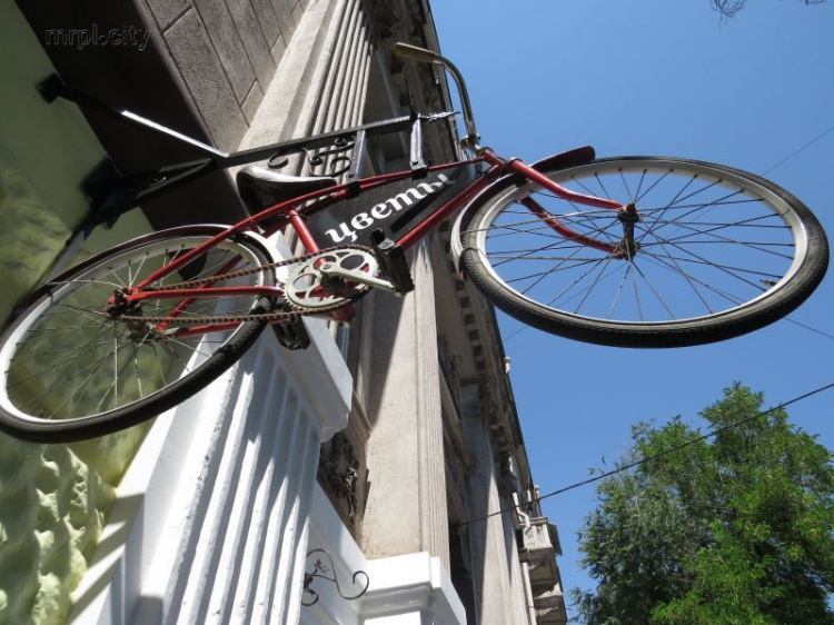 Над мариупольцами воспарил легендарный велосипед - мечта миллионов (ФОТОФАКТ)