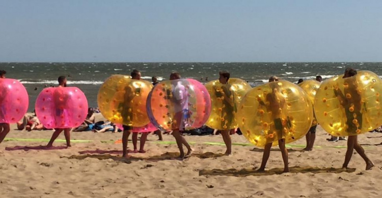 На мариупольском пляже «подрались» цветные шары (ФОТО+ВИДЕО)