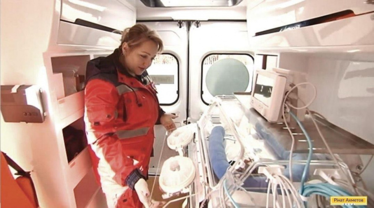 «Эта машина уже спасла не одну жизнь»: медики Мариуполя о неонатальной скорой Фонда Рината Ахметова