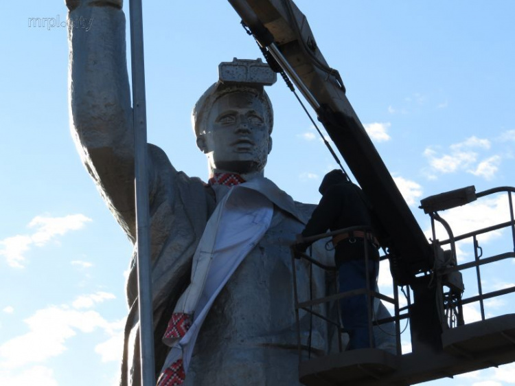 Мариупольского «Сталевара» нарядили в стильный шарф с оберегами (ФОТО+ВИДЕО)