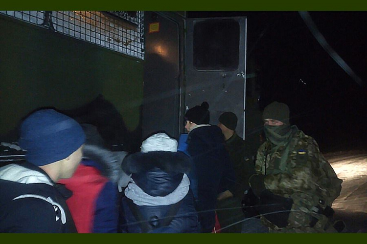Детей из прифронтового села под Мариуполем вытащили из снежной ловушки (ФОТО)