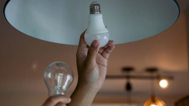 Пенсіонерам безкоштовно видадуть по п’ять енергоефективних ламп – подробиці