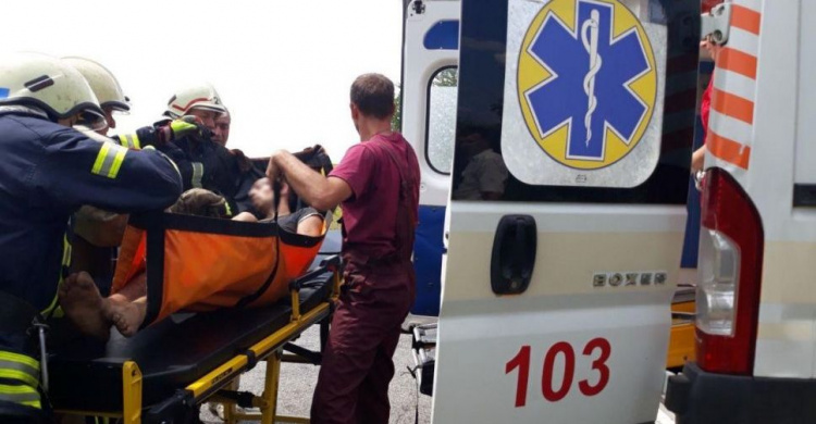 На трассе Запорожье-Мариуполь грузовик слетел в кювет: водителя госпитализировали