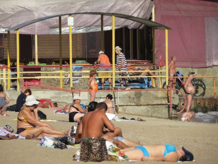 Бабье лето. Мариупольцы массово вернулись на пляжи и продолжили купальный сезон (ФОТОФАКТ)