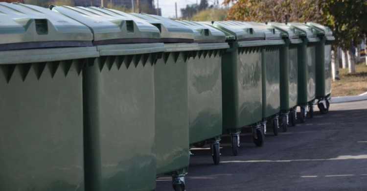 В Мариуполе железные мусорные баки заменят на 1000 пластиковых контейнеров (ФОТО)