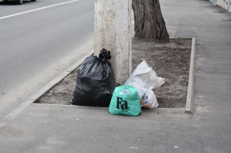 Мариупольцы выбрасывают мусор прямо посреди улицы (ФОТОФАКТ)