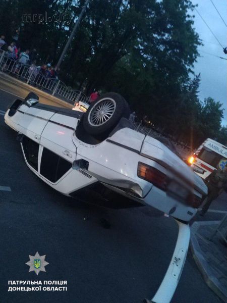 В центре Мариуполя перевернулся Mercedes (ФОТО)