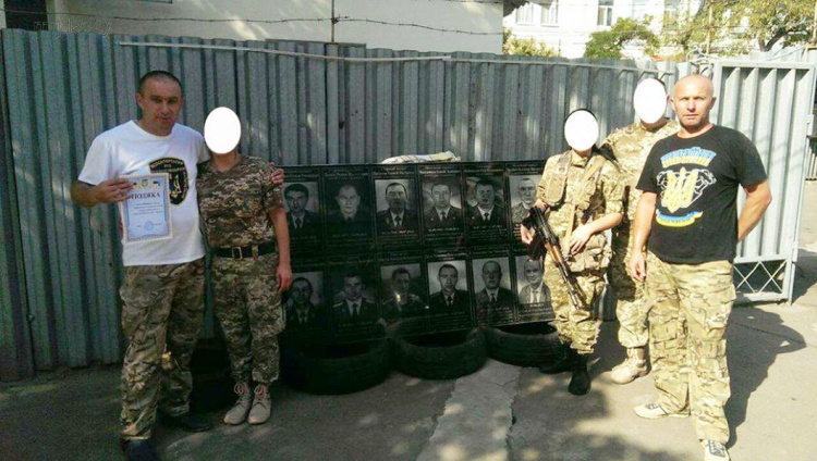 Пологовские волонтеры передали в Мариуполь мемориальную доску (ФОТО)