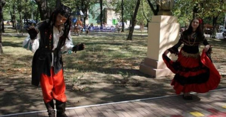 В Городском саду Мариуполя пройдут марафоны и флешмобы с дамами и пиратами