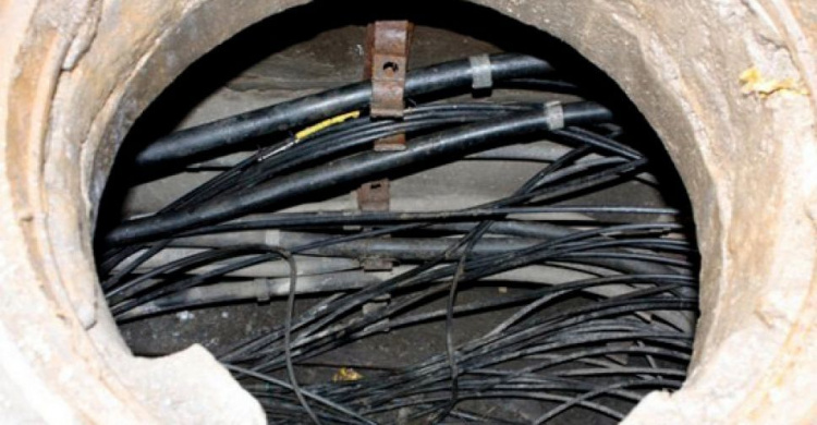 Мариупольцам грозит до 5 лет тюрьмы за кражу кабелей из колодцев
