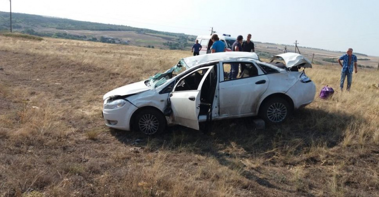 Под Мариуполем женщину зажало в машине в результате аварии (ФОТО)
