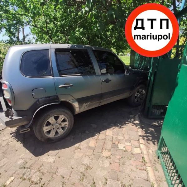 В Мариуполе автомобиль без водителя врезался в частный дом