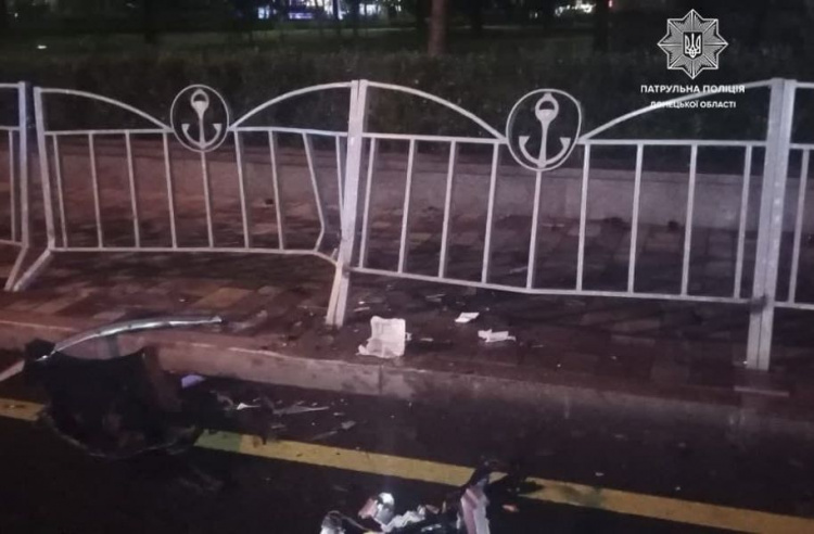 Железо «всмятку»: в центре Мариуполя автомобиль влетел в ограждение