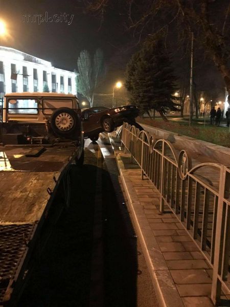 В Мариуполе иномарка повисла на ограждении Театральной площади (ФОТО)