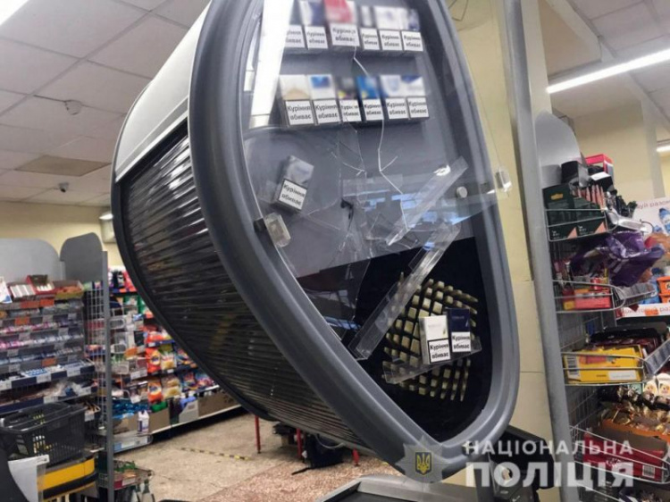 Мариуполец с топором разгромил супермаркет на 100 тысяч гривен. В «АТБ» рассказали подробности