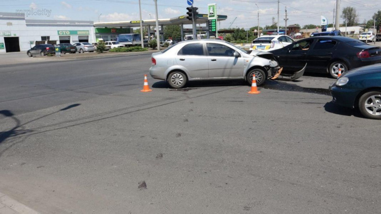 При столкновении в Мариуполе Suzuki с Chevrolet пострадала женщина (ФОТО)