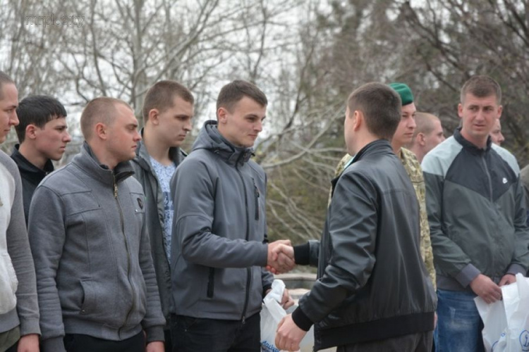 В Мариуполе призывников торжественно провели в Вооруженные силы Украины (ФОТО)