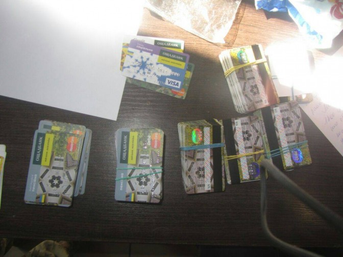 Пограничники задержали на Новотроицком женщину, которая везла из Донецка в Мариуполь 150 банковских карт