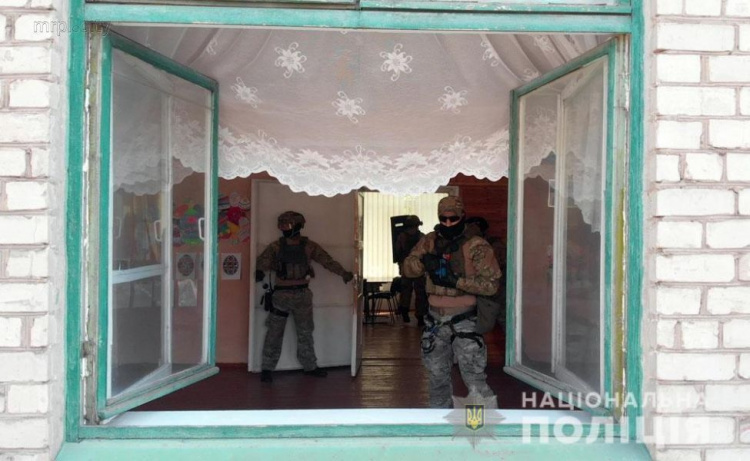 В Мариуполе спецназовцы освободили «пленных» школьников (ФОТО)