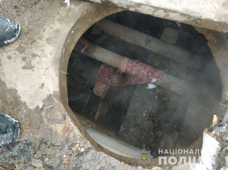 В Мариуполе в канализационном люке найдено тело женщины (ФОТО)