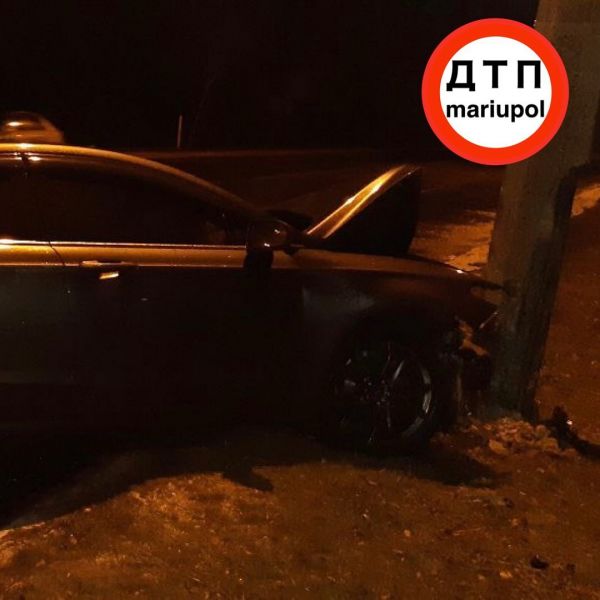 Два авто влетели в столбы в Мариуполе. Один водитель скрылся, другой – в больнице