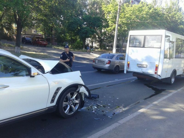 Пассажир маршрутки госпитализирован в Мариуполе после столкновения автобуса с Infiniti (ФОТО)