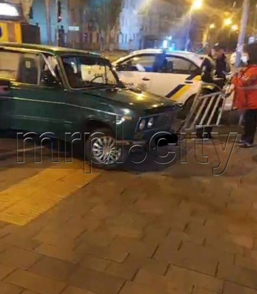 В центре Мариуполя автомобиль влетел в металлическое ограждение (ДОПОЛНЕНО)