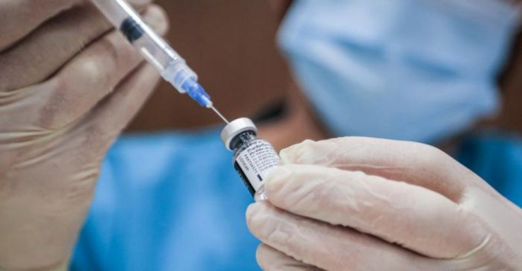 Украинцев без прививки от коронавируса предлагают отстранять от работы