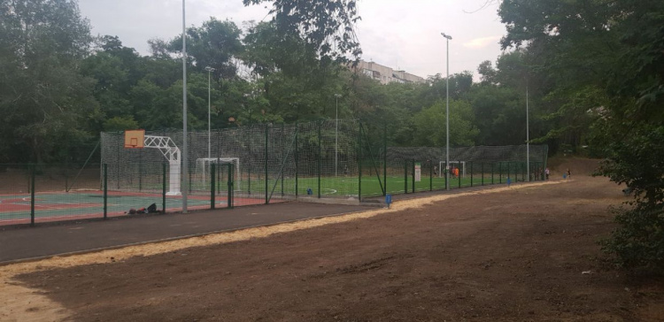 В Мариуполе подрядчик бросил строительство спортивных площадок в школах (ФОТО)