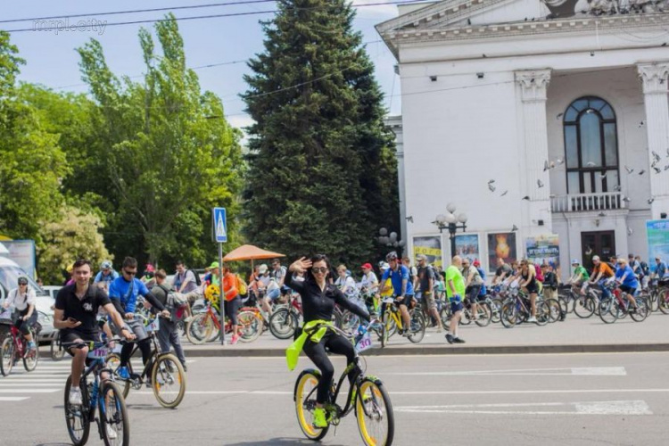 Мариупольцы устроили масштабный велопробег в День Европы (ФОТО)