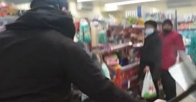 В Мариуполе мужчина с топором разгромил супермаркет (ВИДЕО 18+, ДОПОЛНЕНО)