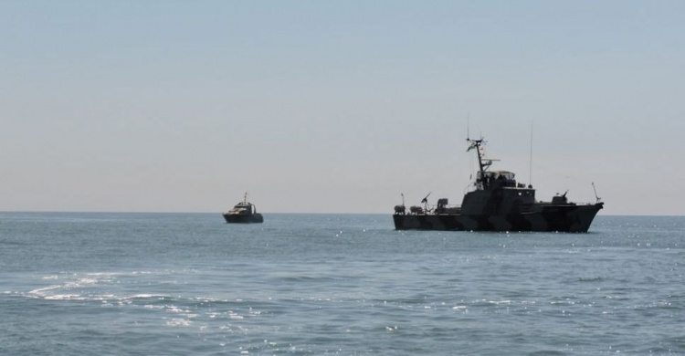 Российские корабли устраивают провокации в Азовском море под Мариуполем