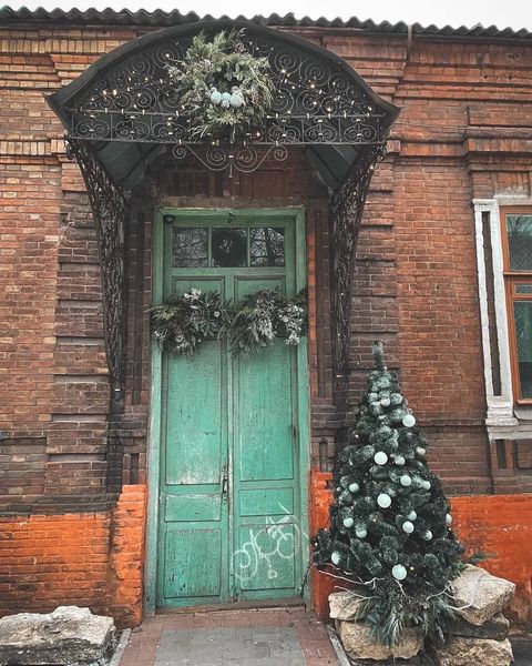 Старинную мариупольскую дверь с ажурным козырьком украсили к Новому Году