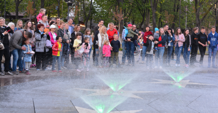 В Театральном сквере Мариуполя под звуки гимна Украины запустили фонтан (ФОТО)