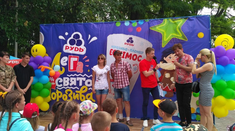 В Мариуполь привезли тонну «сладкого холода»: как прошел Праздник Мороженого «РУДЬ» (ФОТО+ВИДЕО)
