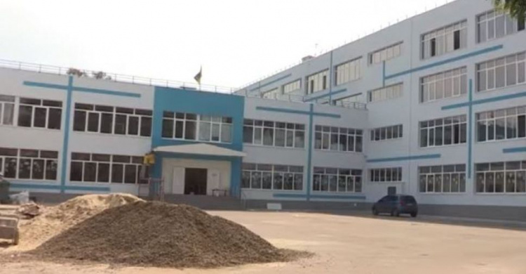 Современная и модернизированная: в Приморском районе Мариуполя обновляют одну из школ