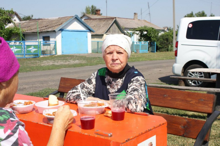 Мариупольские волонтеры приготовили обед для жителей прифронтового поселка (ФОТО)
