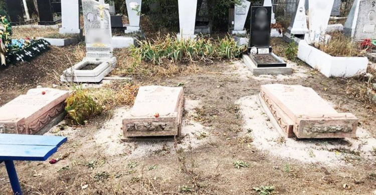 Жителей Мариуполя привлекли к ответственности за надругательство над могилами – таких вандалов по области 19 (ФОТО)