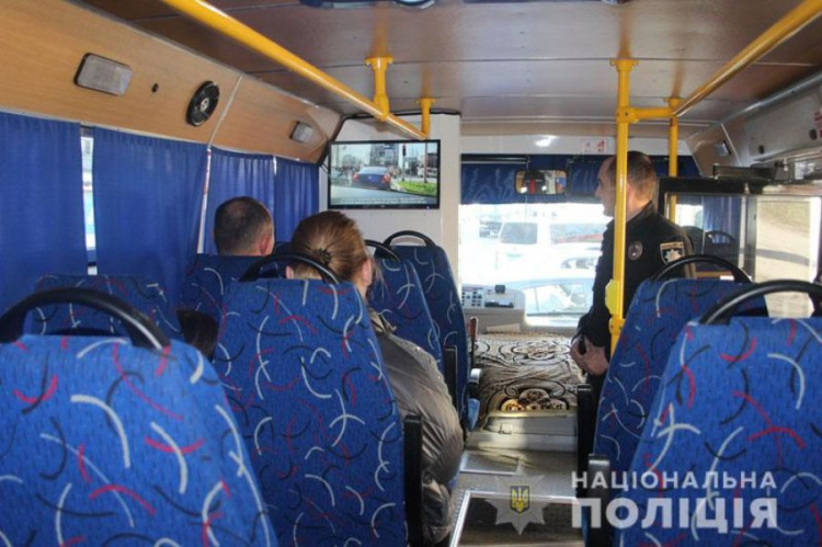 В Мариуполе полиция штрафовала пешеходов и приглашала к себе в автобус (ФОТО+ВИДЕО)
