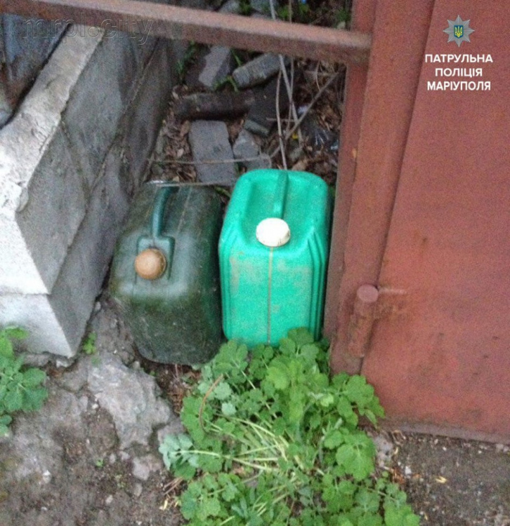 Автомобили, припаркованные во дворах Мариуполя под новой угрозой (ФОТО)