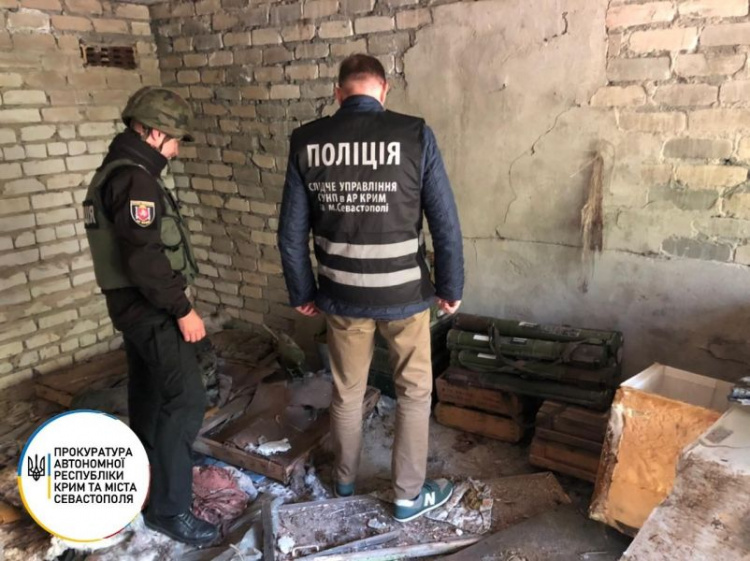В гараже на Донетчине нашли склад похищенного в Крыму оружия