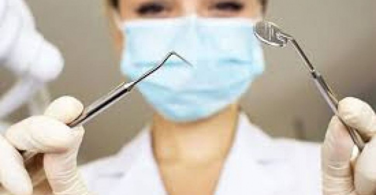 В Мариуполе стоматологи вынуждены работать, несмотря на карантин и большой риск заболеть коронавирусом
