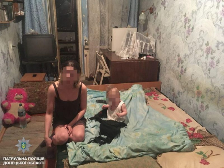 В Мариуполе полиция вызвала ГСЧС для спасения 11-месячного малыша (ФОТО)