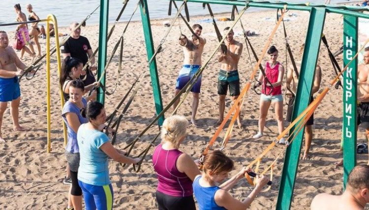 Мариупольцы укрепляют здоровье с помощью тренировок на берегу Азовского моря (ФОТО)