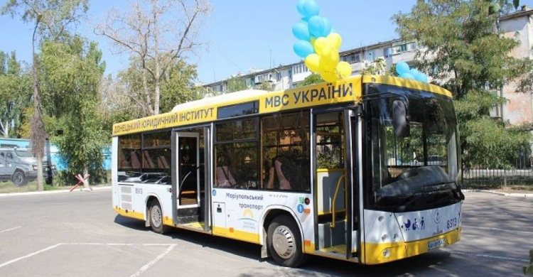 Мэр Мариуполя подарил студентам юридического института новый автобус (ФОТО)