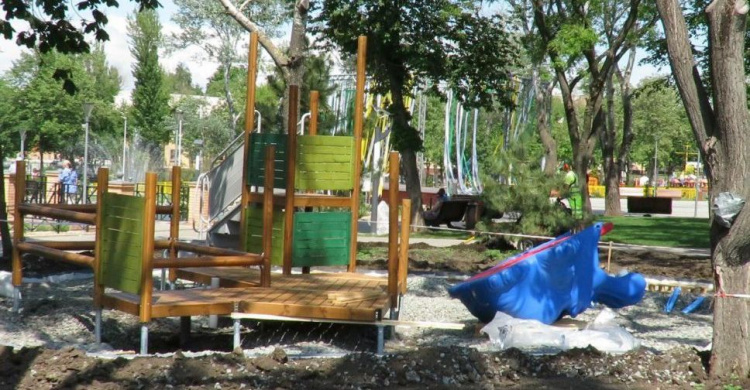 В «Веселке» Мариуполя устанавливают шведскую детскую площадку (ФОТО)